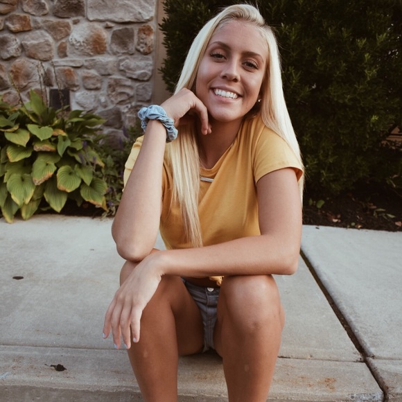 Meet your Posher, Julie - Picture 1 of 7